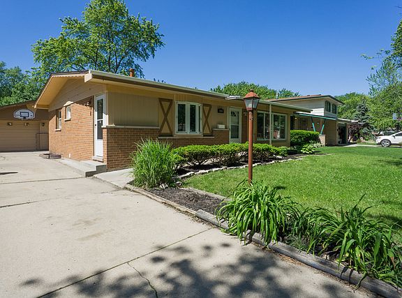 2nd image of 818 N Rainbow Dr