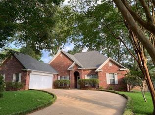 208 Shadow Wood Dr, Palestine, TX 75801