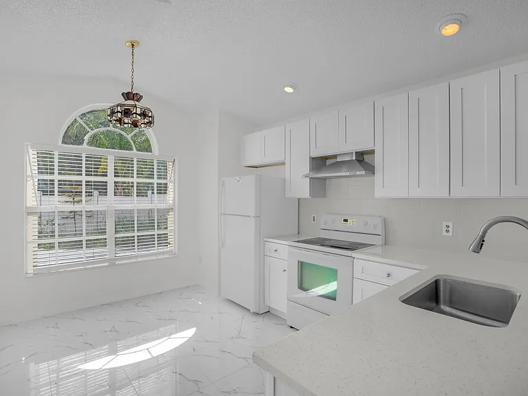 1005 Delnova Ln — Photo 10