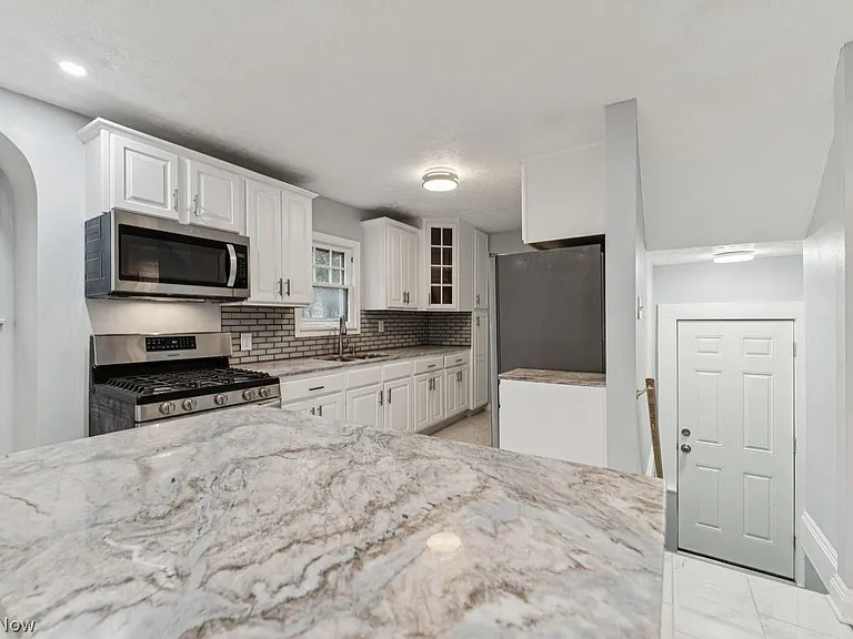 1387 Dietz Ave — Photo 4