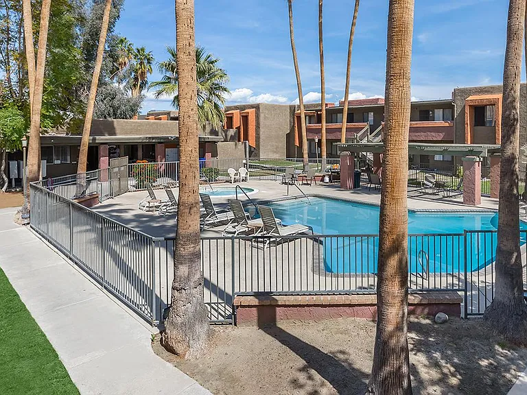 La Ventana Apartments — Photo 10