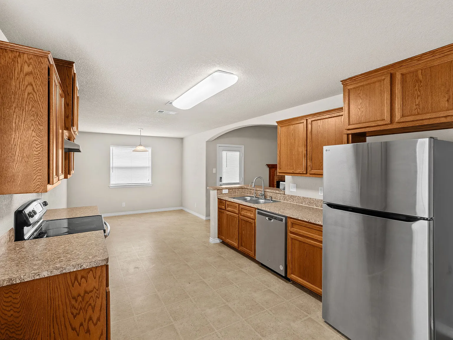 5 bed, 2.5 bath, 2074 sqft, $2,000 — Photo 3
