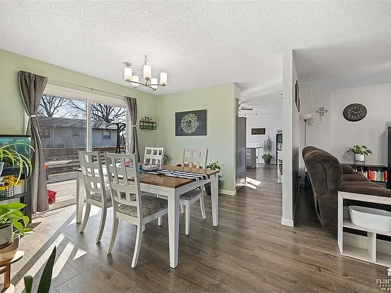 308 Harvey Cir — Photo 3