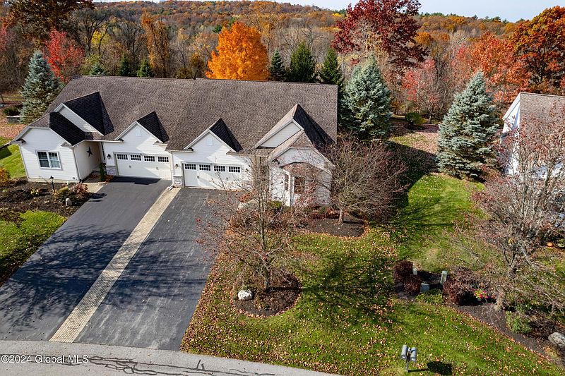 2nd image of 17 Hampton Circle