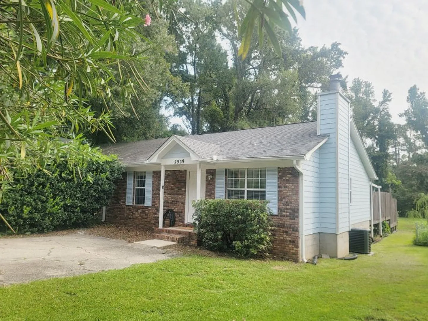 Gorgeous Se 2/2 W/ Huge Yard, Deck, Washer/Dryer, New Paint, & Lawn Maint Inc! Avail Now For $152... — Photo 1