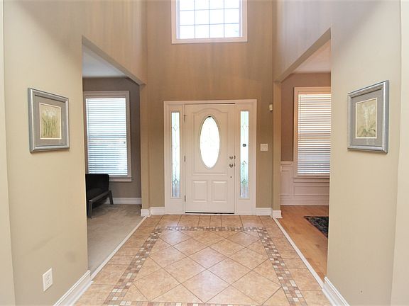 4th image of 1060 River Valley Dr