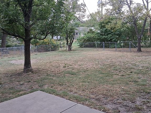 5th image of 1324 S Oak St