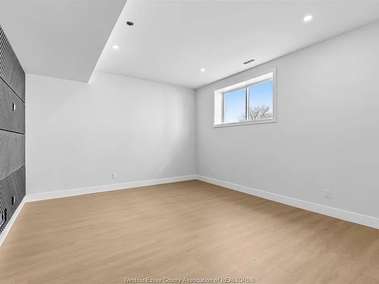 2142 Daytona Ave — Photo 8