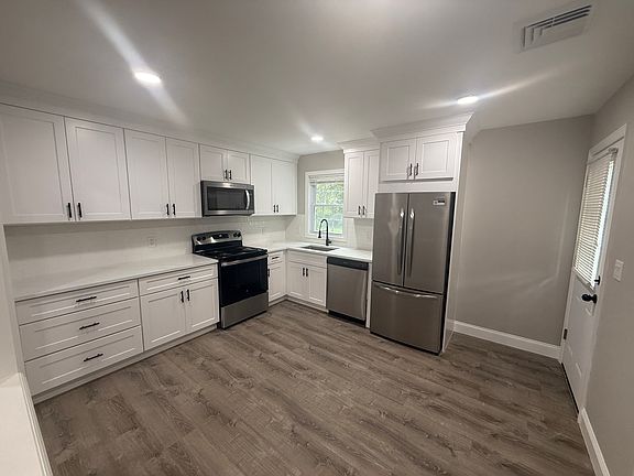 3rd image of 685 Violet Ave #1