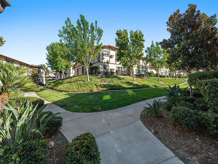 Temecula Gardens Apartments — Photo 8
