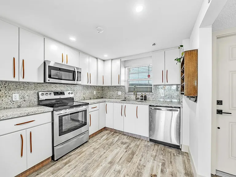 3051 NE 48th St #301 — Photo 24