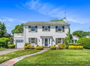 110 Knollwood Rd, Rockville Centre, NY 11570