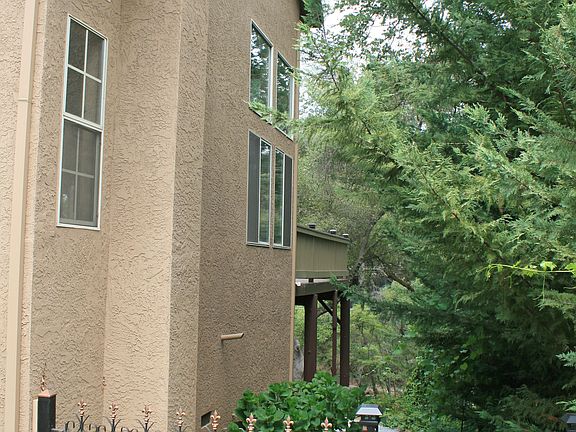3rd image of 3049 Royal Dr