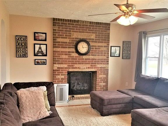 3rd image of 1933 Barrington Dr NW