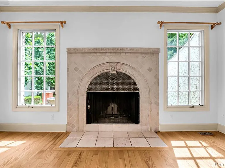 455 Linden Rd — Photo 11