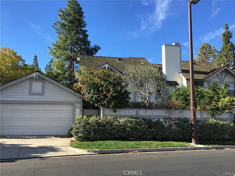 16 Goldstone — Photo 1