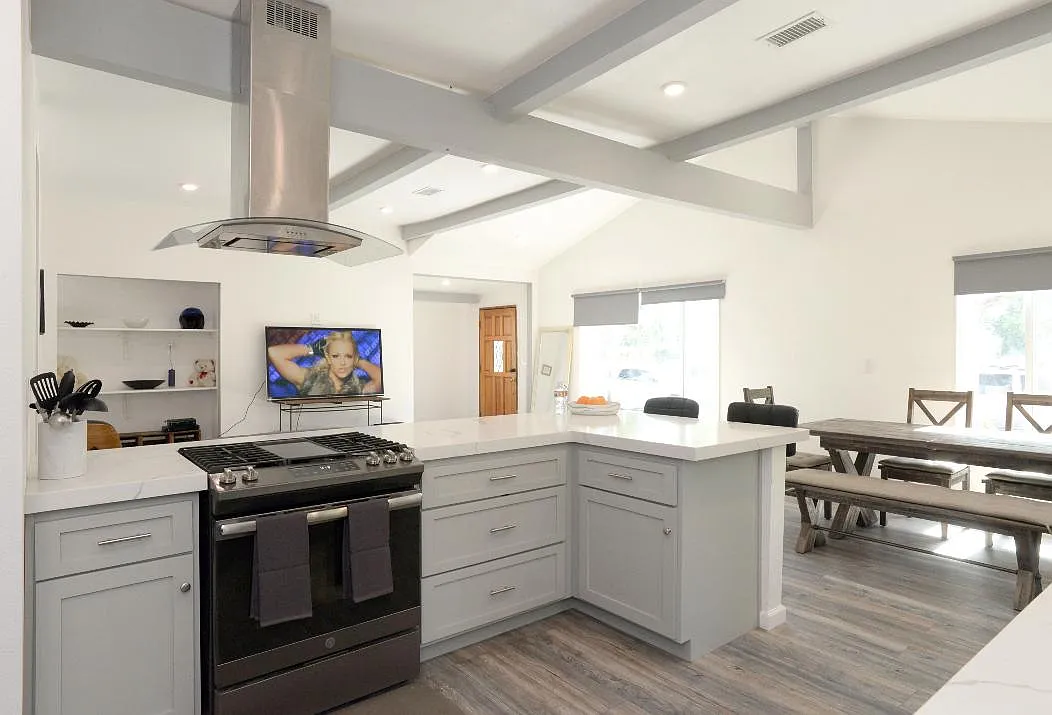 2 bed, 1700 sqft, $6,200 — Photo 2
