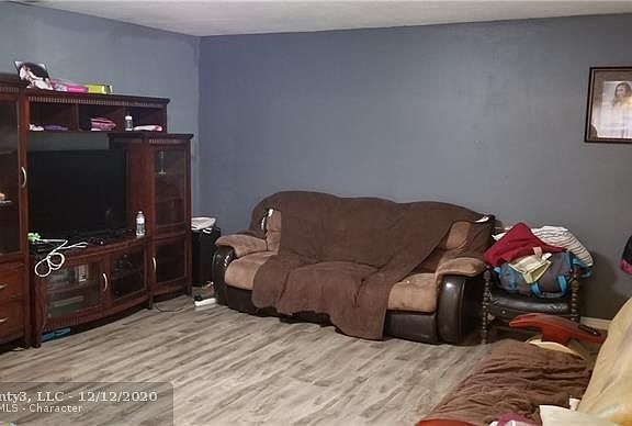 3rd image of 6701 Pinehurst