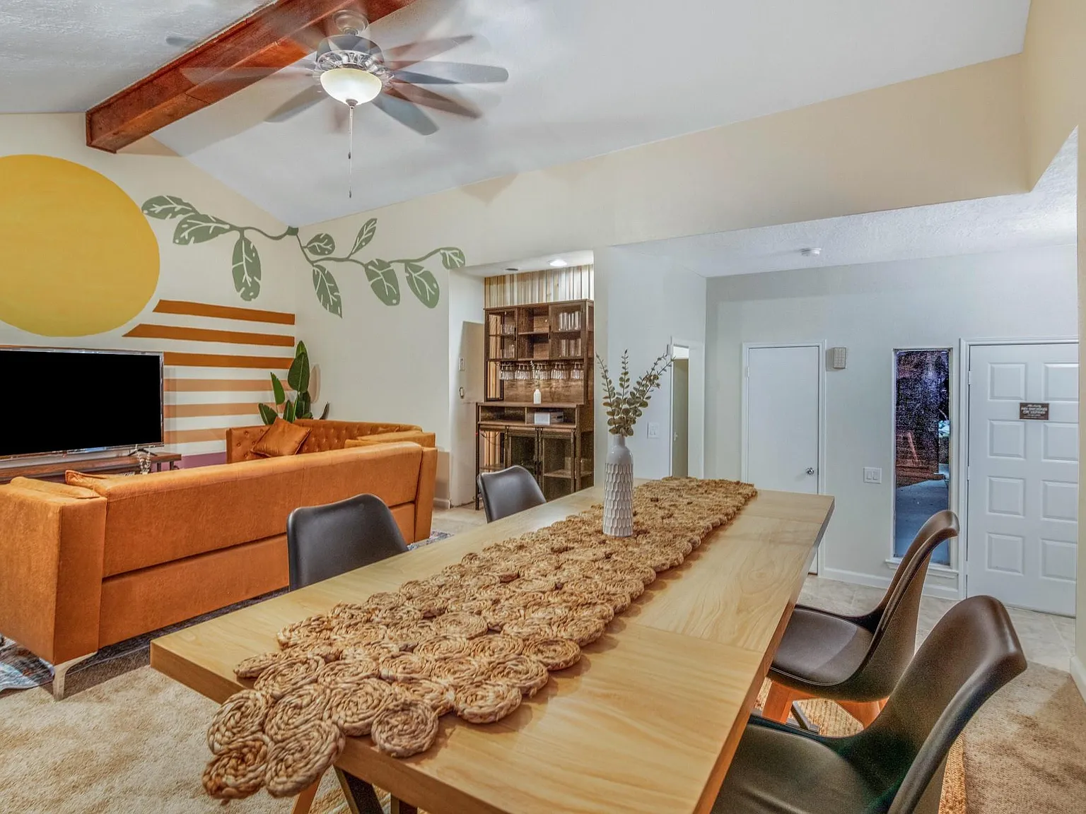 3 bed, 2.0 bath, 1914 sqft, $2,400 — Photo 3