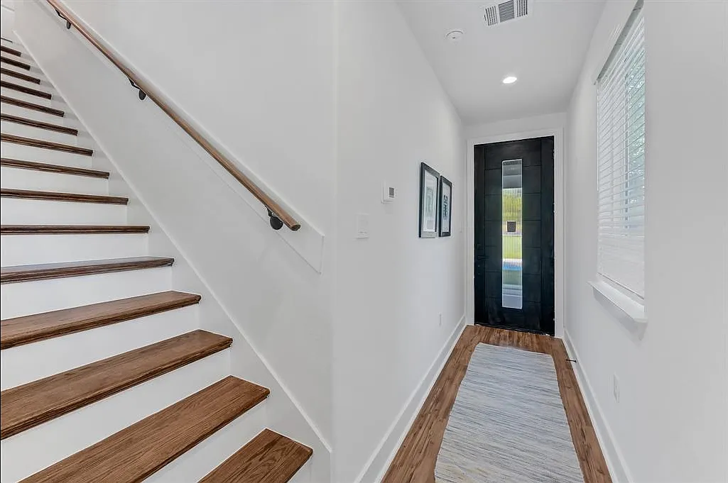 6532 Couch St — Photo 3