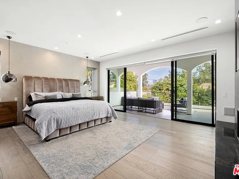 1940 Kelton Ave — Photo 8