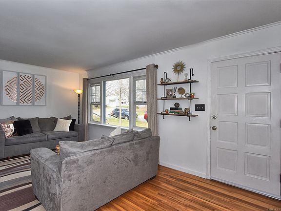 4th image of 548 S 75th Ave E