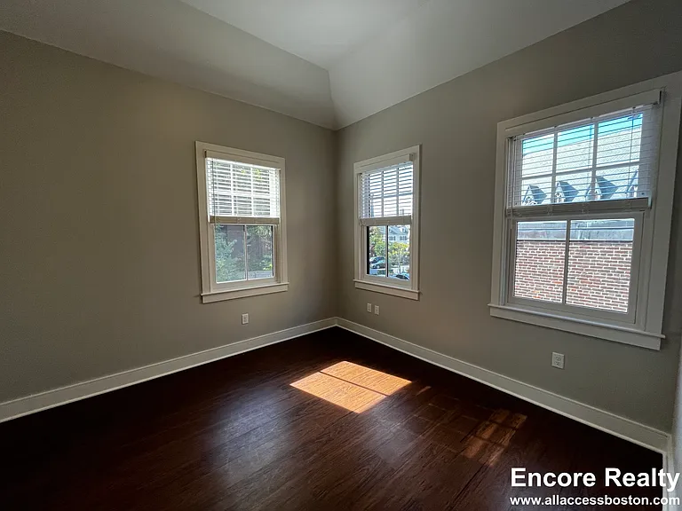 383 Harvard St — Photo 8