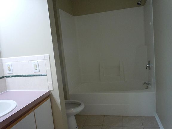 2nd fl full bathroom