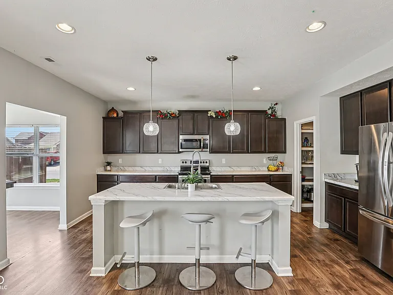 6673 Laurelwood Dr — Photo 15