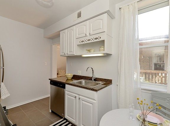 4th image of 7303 N Wolcott Ave #3