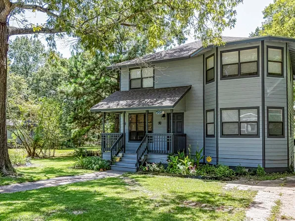 220 Commanche Dr, Onalaska, TX 77360