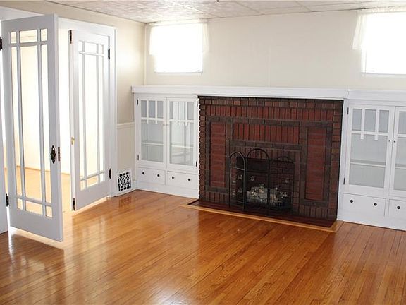3rd image of 221 E Hillcrest Ave