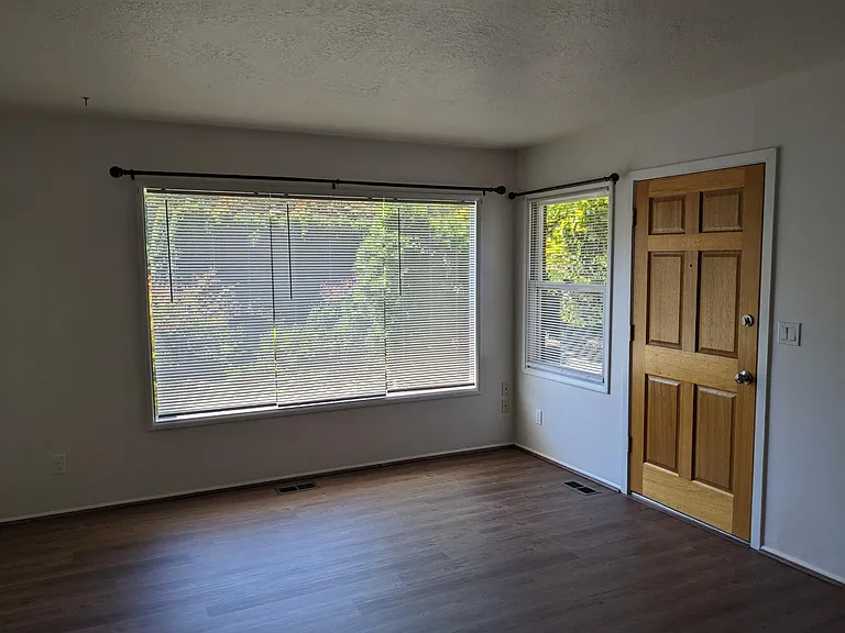 4805 SE Yamhill St — Photo 7