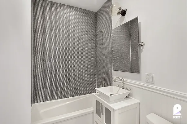 Rented by REZI | media 9