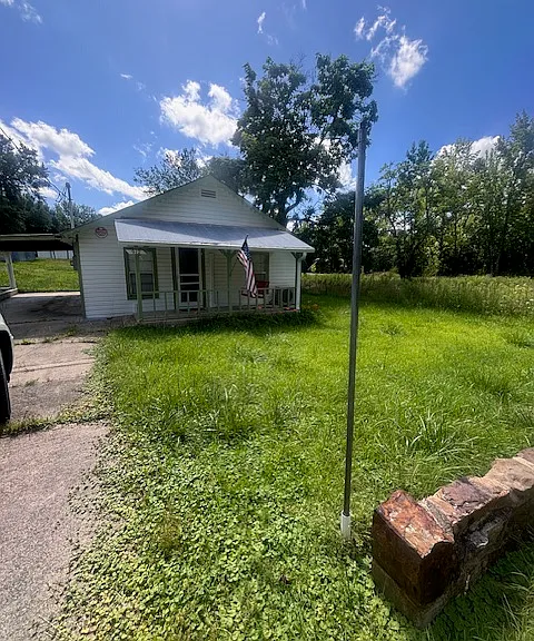 912 Vivian St — Photo 1