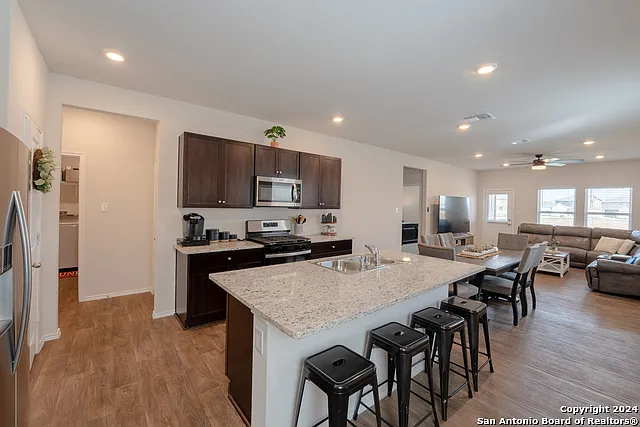 4 bed, 2.5 bath, 2182 sqft, $2,000 — Photo 2