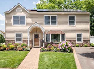 2082 North Dr, Seaford, NY 11783