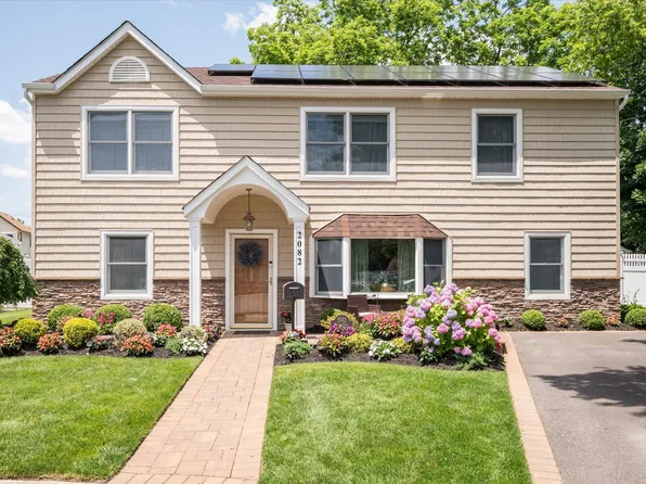 2082 North Drive, Seaford, NY 11783