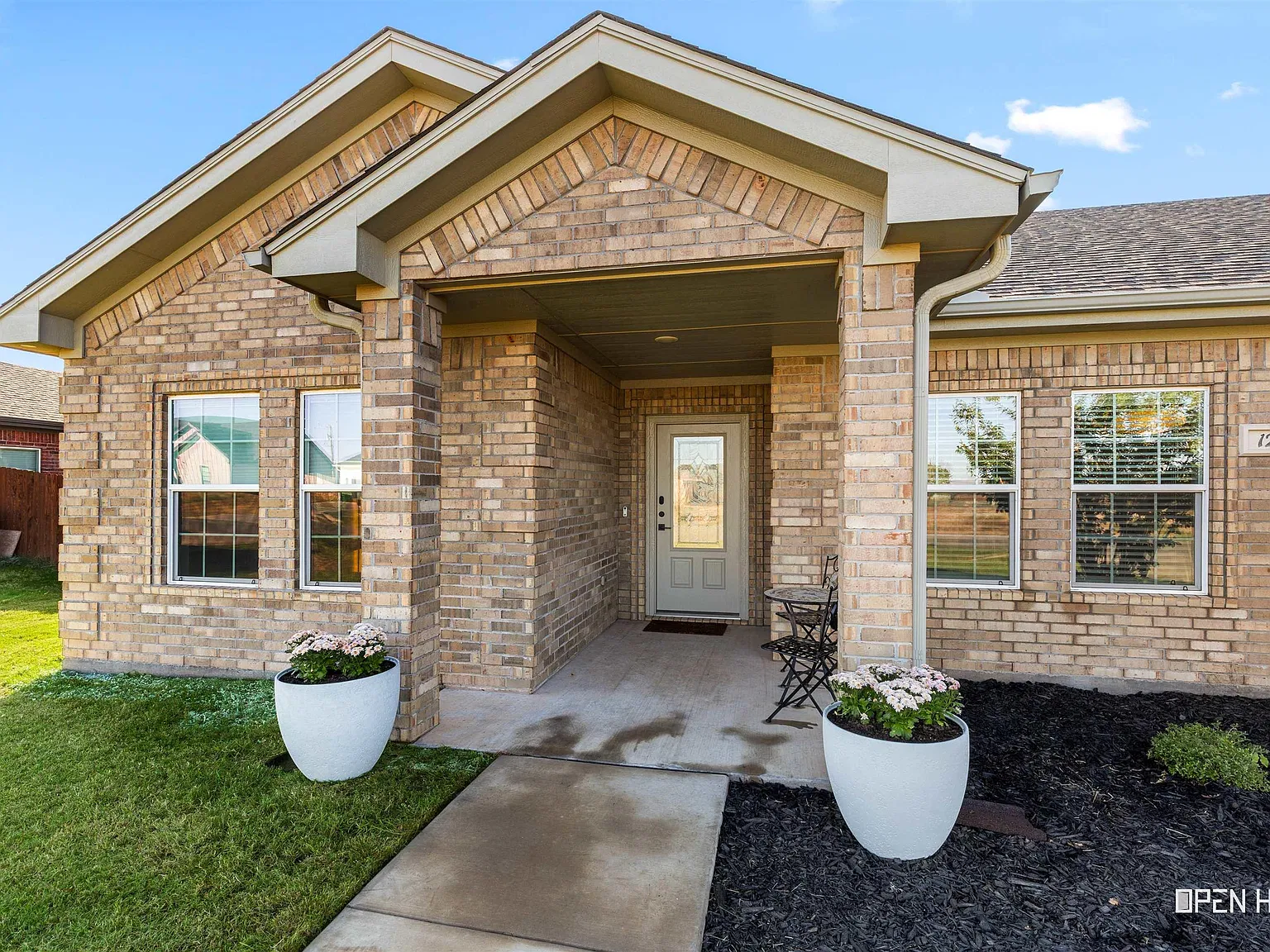 4 bed, 2.0 bath, 2107 sqft, $3,300 — Photo 2