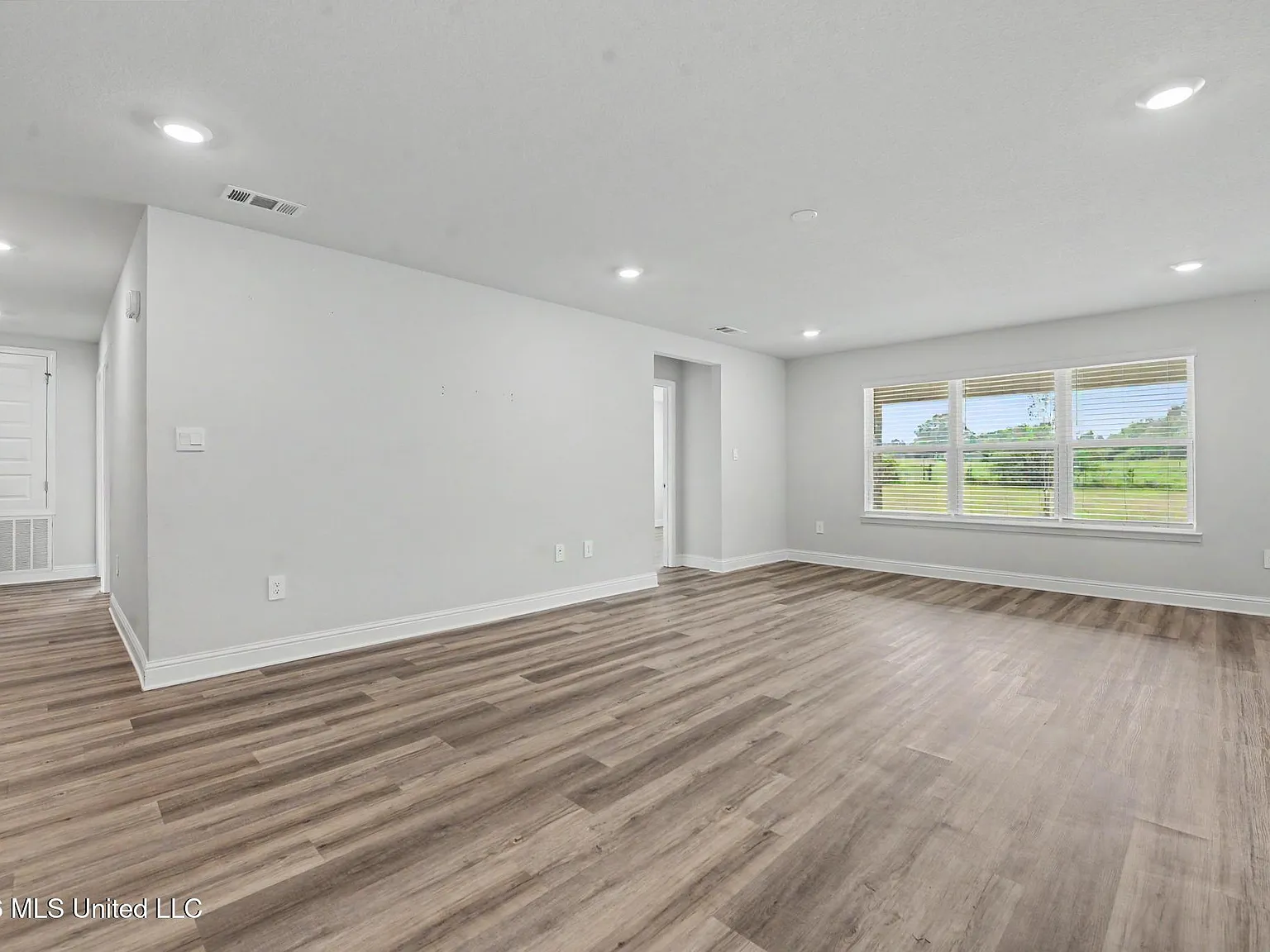 4 bed, 2.0 bath, 1915 sqft, $1,950 — Photo 4