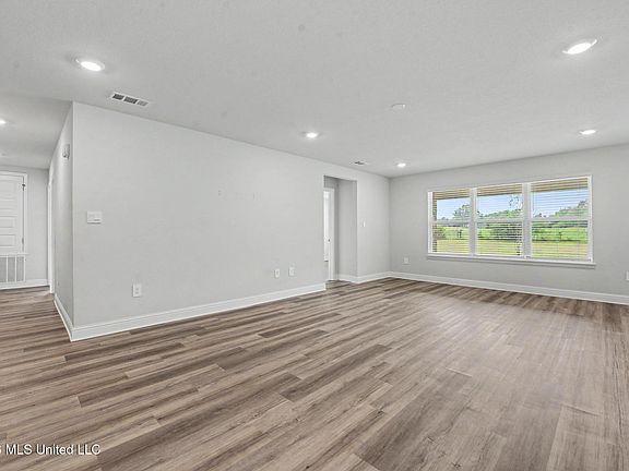 4th image of 107 Mill Ct
