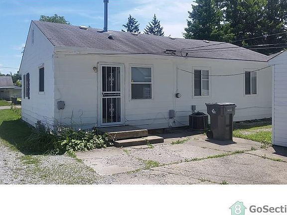 3rd image of 1820 N Hawthorne Ln