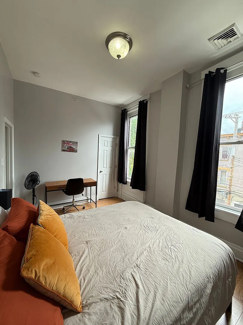 2134 East Carson Street — Photo 2
