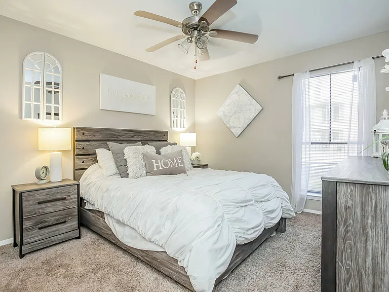 Del Lago Apartments — Photo 13