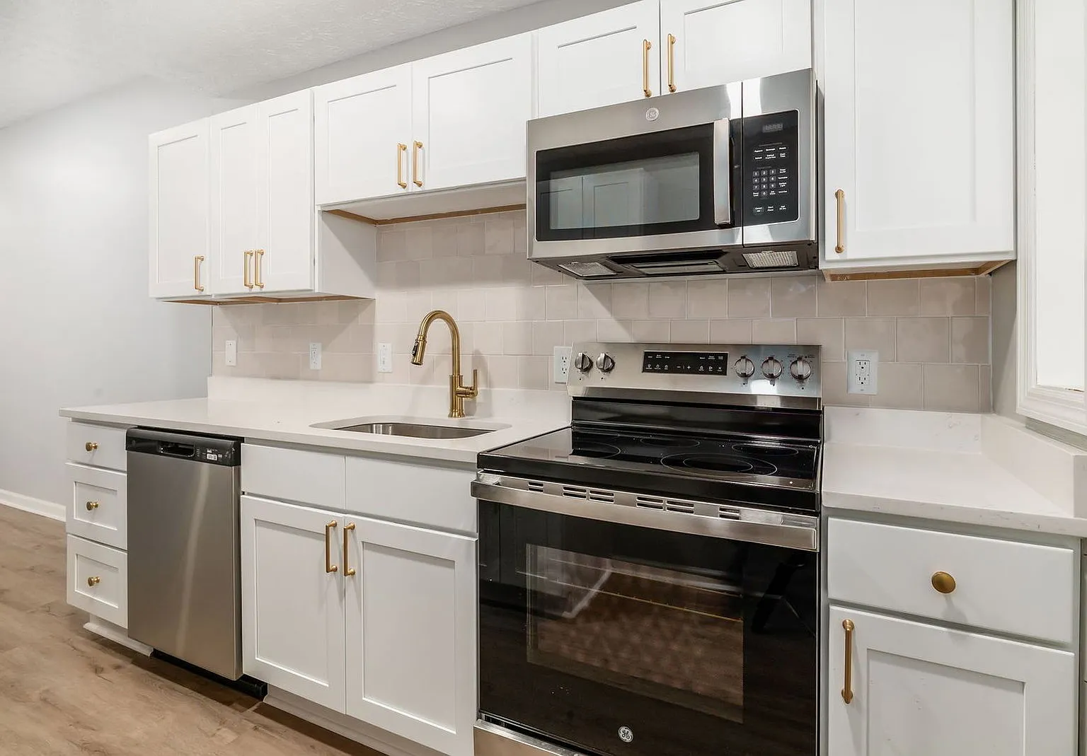 1 bed, 1.0 bath, 991 sqft, $1,395 — Photo 2