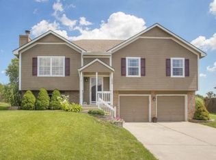 1809 NE Stonewood Dr, Lees Summit, MO 64086