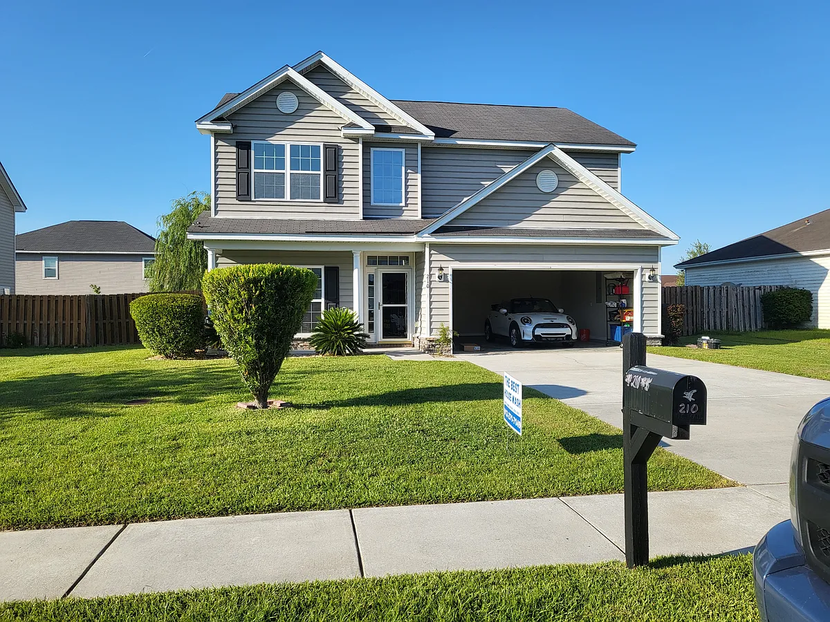 Building Photo - 210 Red Oak Dr