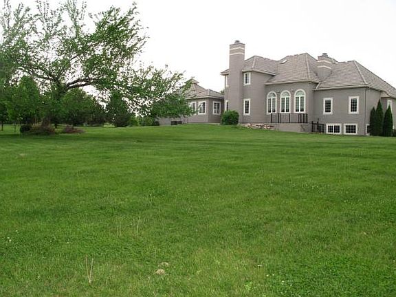 3rd image of 18075 Windsor Dr