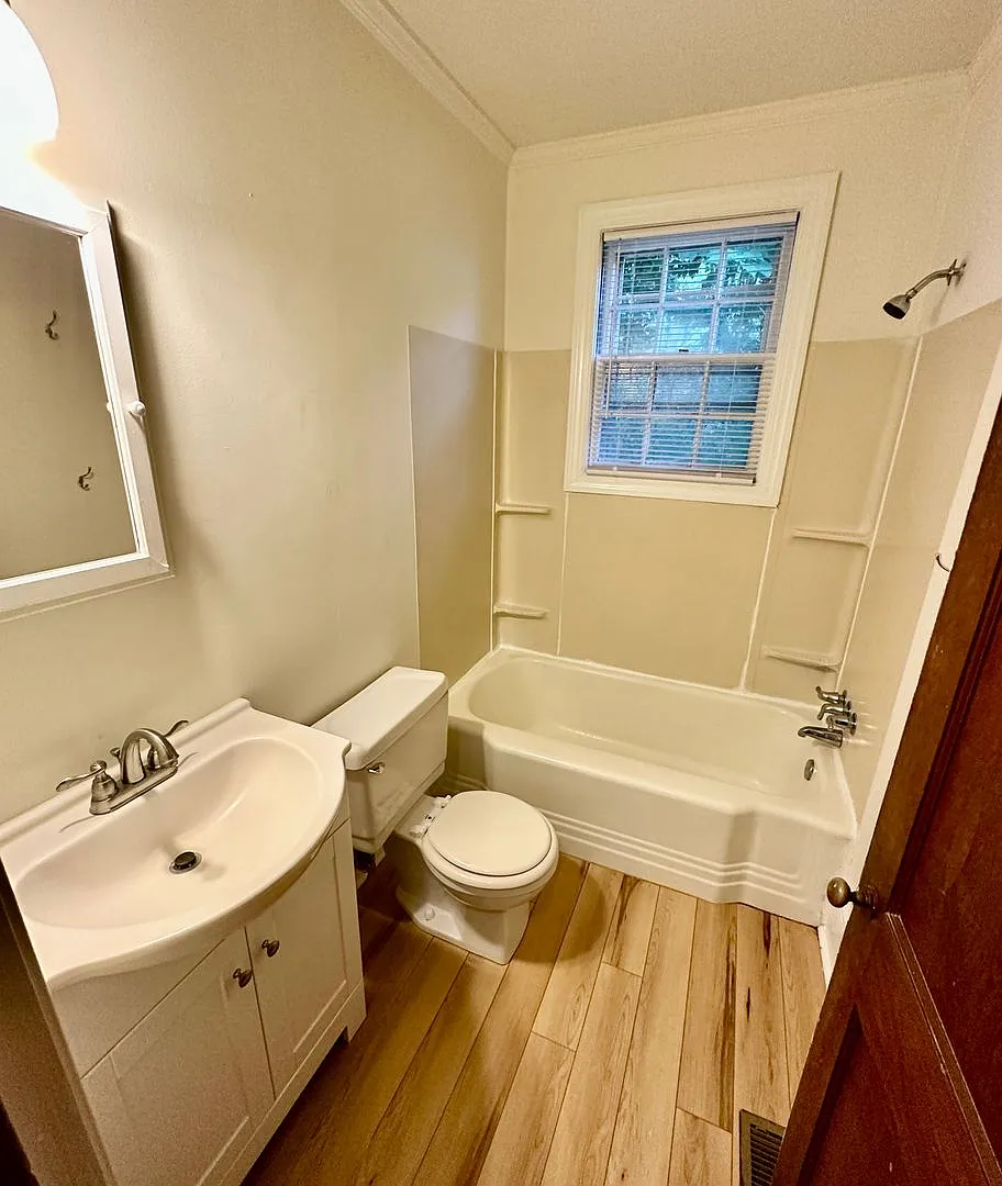 Cozy cabin feel, right downtown! — Photo 4