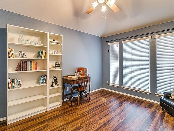 5th image of 1025 Hidden Lake Dr